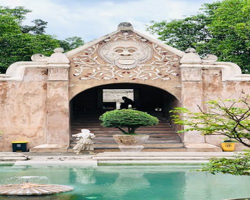 Berjalan santai di taman kota